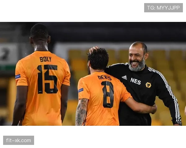 内维斯如何以后场出球驱动球队组织进攻？