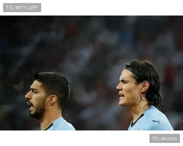 卡瓦尼拎着菜篮子回家那张图，球场猛男瞬间变成隔壁大叔